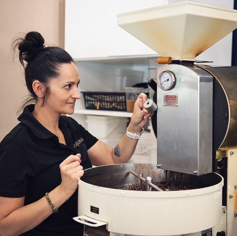 Nancy Labbé, propriétaire du Café le Torréfacteur, en train de préparer du café