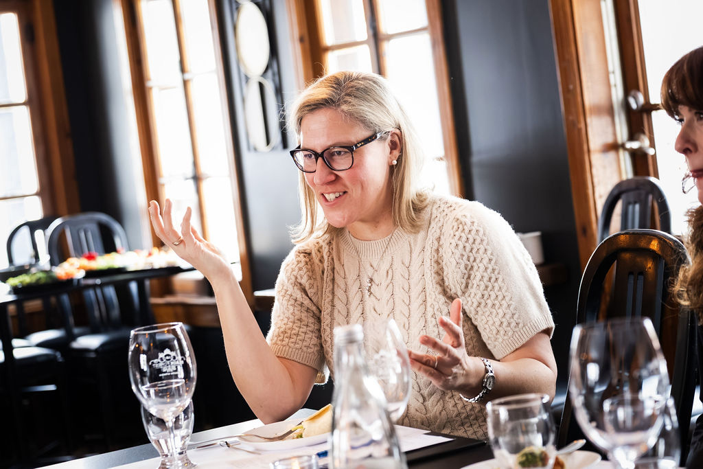 Evol et La Caisse, réuni avec des entrepreneurs pour un dîner d'affaires.
