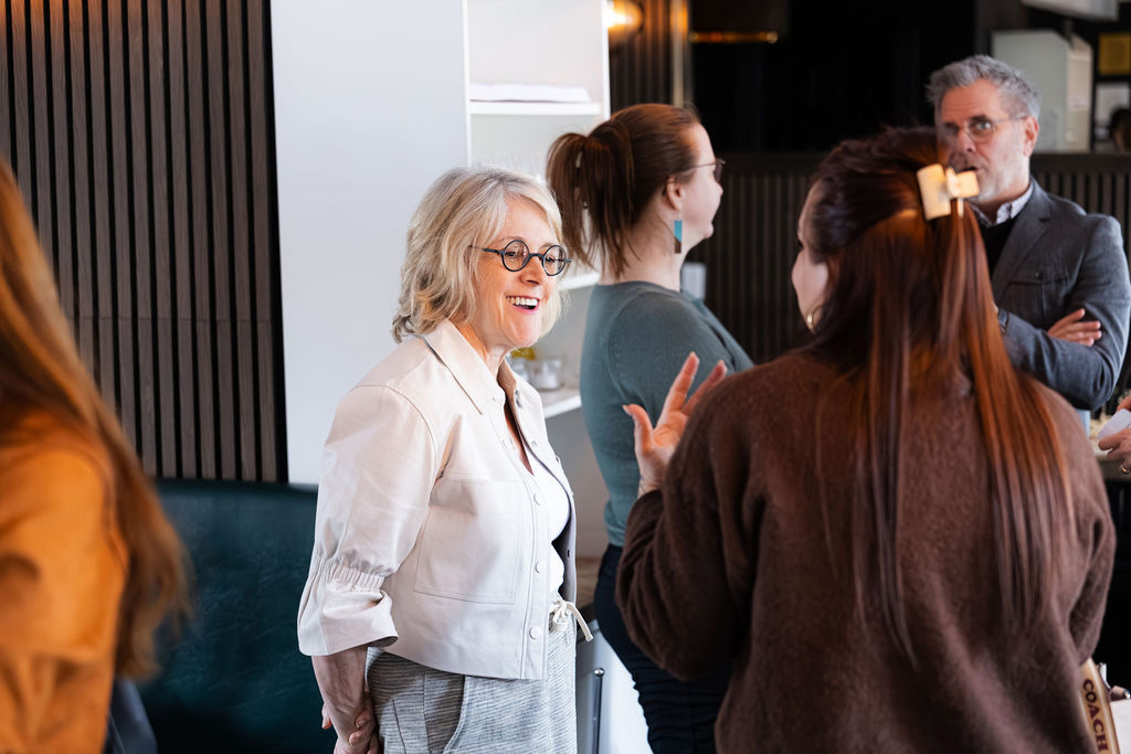 Evol et La Caisse, réuni avec des entrepreneurs pour un dîner d'affaires.